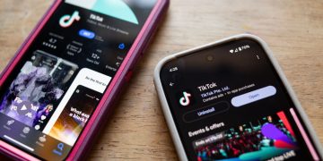 Why Did 2024 TikTok Trending Topics on India’s Stock Market Not Align with US ETF Flows?